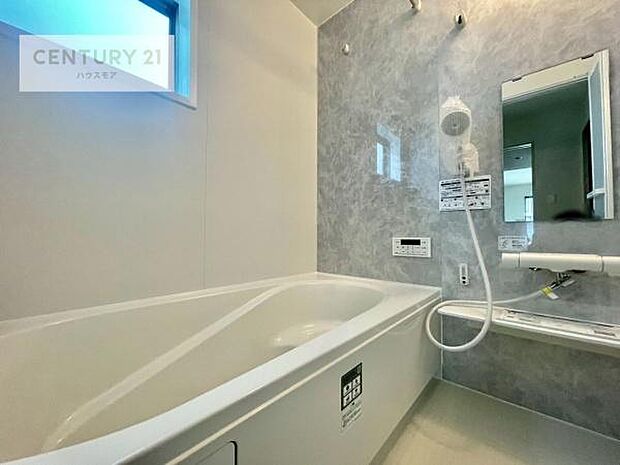 広々バスで一日の疲れをリフレッシュ。足が伸ばせるので、浴槽にもゆったりと浸かれますね!毎日のバスタイムが楽しみになります。