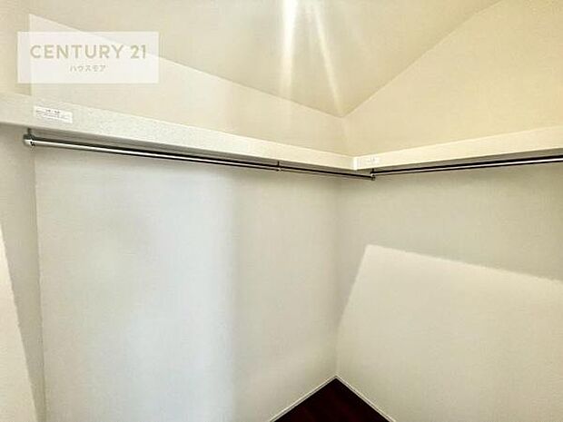 ウォークインクローゼット付きです。たくさんのお洋服などを収納しておけそうですね!他にも扇風機や加湿器など季節物の大きな家電も収納できます。