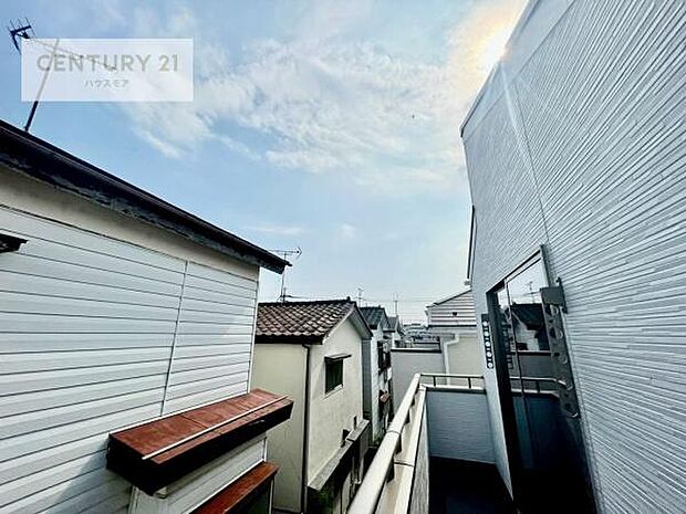 広々としているバルコニーです!お洗濯物を干すのはもちろん風に当たりながらくつろぎタイムが送れます!