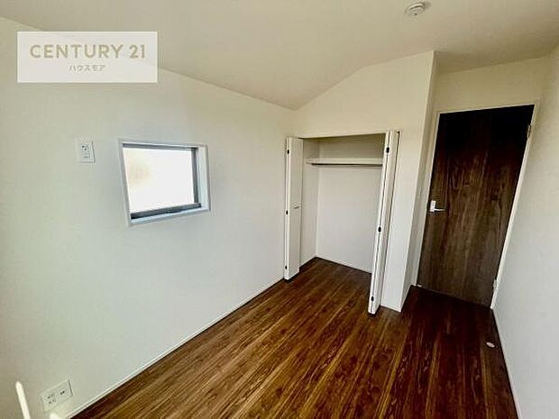 洋室は子供部屋や寝室、色々と用途多彩に利用できますね。収納力もたっぷりなので、広々気持ちよく過ごすことができます。