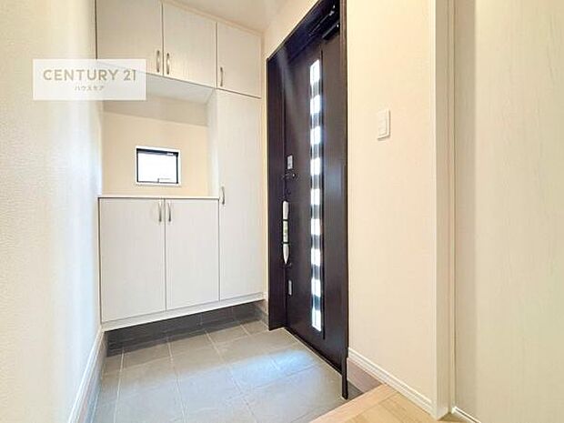 シューズボックス付きなので、玄関が片付きお掃除がしやすいです!スッキリした玄関で戸を開けた瞬間、清潔感のある心地いい空間が出迎えてくれます。(同仕様)