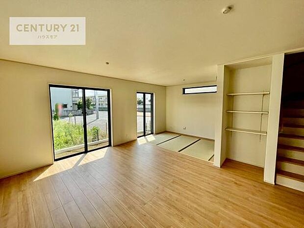 大きな窓からたっぷりの陽ざしが入る明るいリビング。開放感のあるリビングで家族団らんのくつろぎの時間を過ごせます。