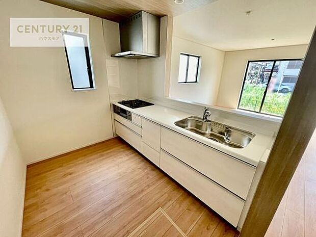 ゆとりある調理スペースで作業がしやすい快適なキッチンです！お子様と一緒にお菓子造りも楽しめる広々スペースです。楽しい調理時間になりそうですね！