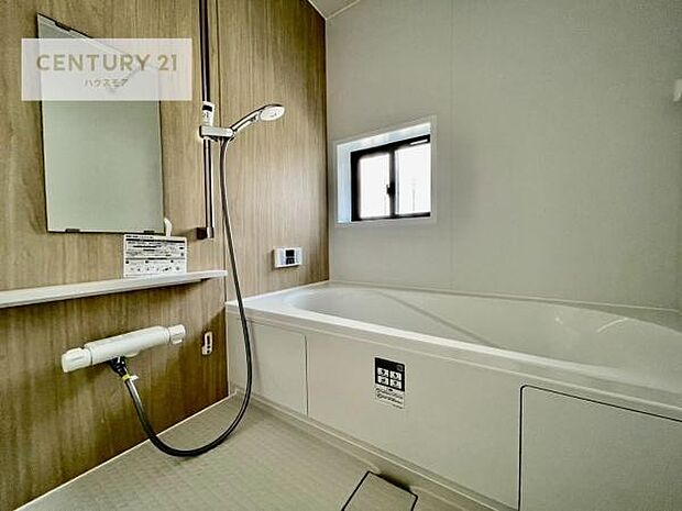 落ち着きある大人の雰囲気のバスルームは、味が出ていてバスタイムが充実！お仕事頑張っているご褒美にお好みの匂いの入浴剤を入れて、楽しんでみてはいかがでしょうか？