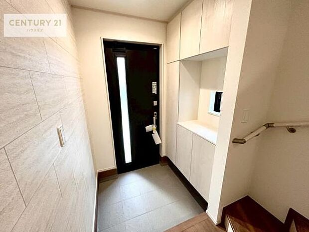 シューズボックス付きなので、玄関が片付きお掃除がしやすいです!スッキリした玄関で戸を開けた瞬間、清潔感のある心地いい空間が出迎えてくれます。