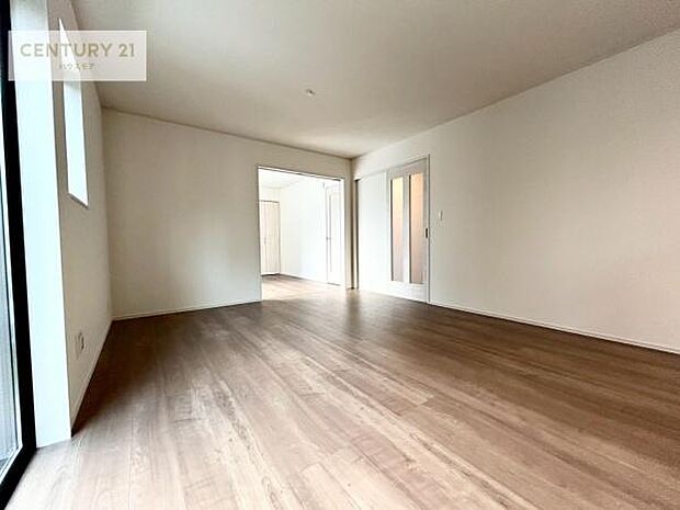 心地良いリビングは家族が自然と集まります。家族団欒の時間が増えそうです。ご家族と、より一層充実した時間を過ごせそうですね。明るく開放的な空間です。