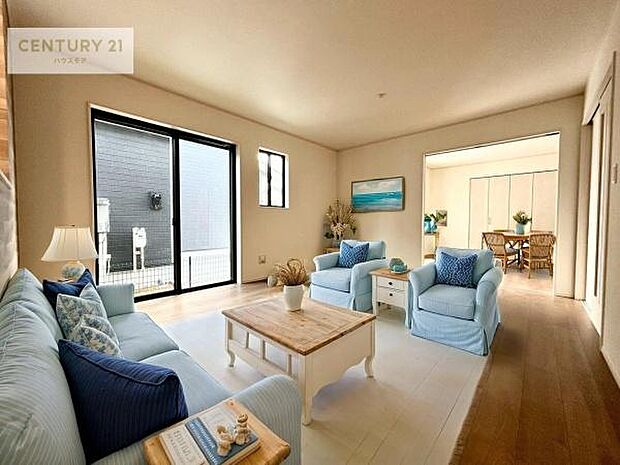 家具はCGパースです。開放感のある広々LDK!ソファーやダイニングテーブルを置いても窮屈にならないので快適に過ごせます!コミュニケーションが取りやすいリビングです!