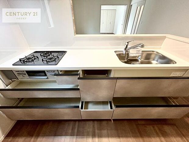 収納スペースが豊富で、調理スペースがスッキリと片付きひろ〜く活用できます!快適に作業ができます!毎日の料理が捗ります!