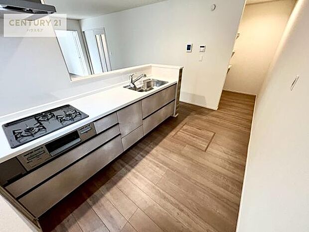 大人気の対面式システムキッチンを採用しています!ご家族のコミュニケーションが自然と増える設計です。お子様にも目が届くので嬉しいですね。収納力もあります!