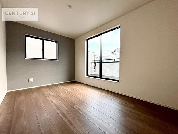 バルコニーに面している洋室です。明るく温もりがあり、換気もしっかりできます!朝起きて、外に出て背伸びをしつつ深呼吸をし良い朝を迎え入れることが出来そうですね!