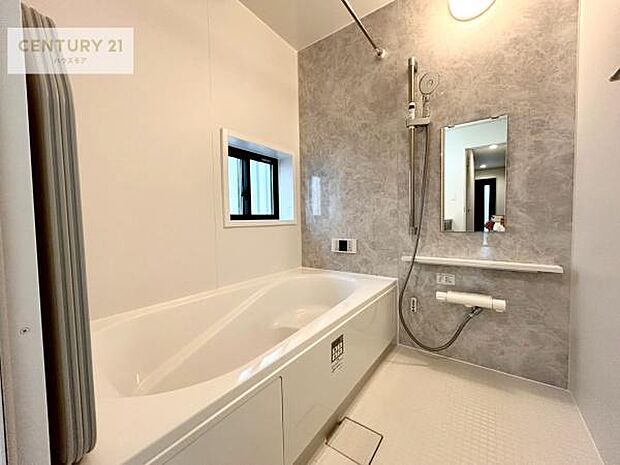 落ち着きある大人の雰囲気のバスルームは、味が出ていてバスタイムが充実!お仕事頑張っているご褒美にお好みの匂いの入浴剤を入れて、楽しんでみてはいかがでしょうか?