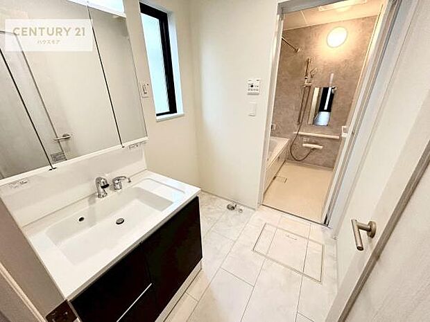 三面鏡仕様の洗面所は、身だしなみがしやすい造り!裏は収納になっています。ドライヤーやお化粧道具を片付けられるので洗面台周りをスッキリと見せることが出来ます!