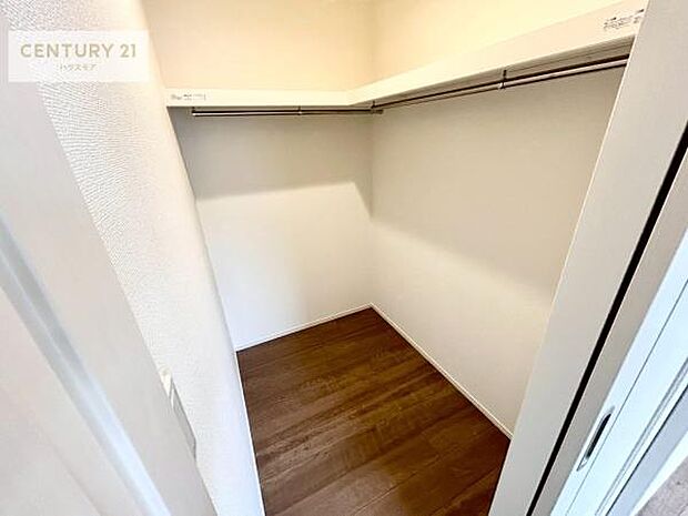 ウォークインクローゼット付きです。たくさんのお洋服などを収納しておけそうですね!他にも扇風機や加湿器など季節物の大きな家電も収納できます。