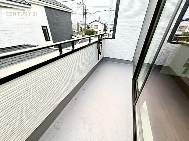 広々としているバルコニーです!お洗濯物を干すのはもちろん風に当たりながらくつろぎタイムが送れます!