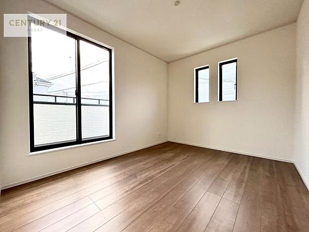 明るい室内は、風通しも良く、明るく大変居心地の良い空間となっております。リラックスして過ごせる心地の良いお部屋です!朝の目覚めがスッキリしますね!