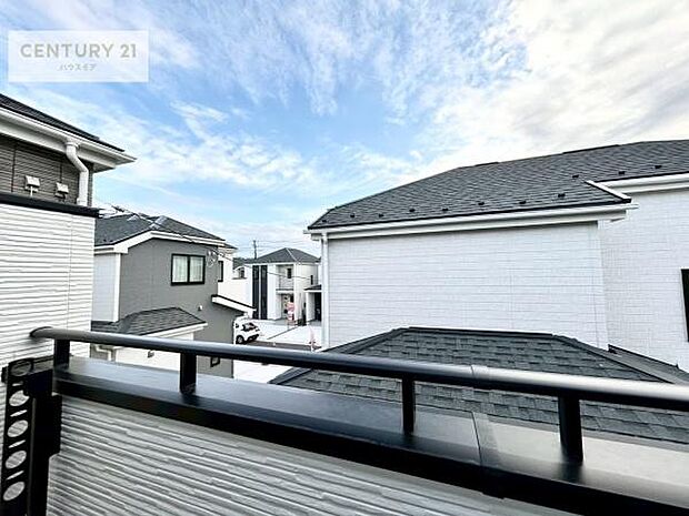 眺望良好なバルコニー。お天気のいい日にはバルコニーへでてリフレッシュするのもいいですね!