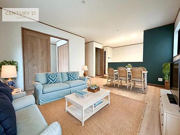 家具はCGパースです。心地良いリビングは家族が自然と集まります。家族団欒の時間が増えそうです。ご家族と、より一層充実した時間を過ごせそうですね。明るく開放的な空間です。