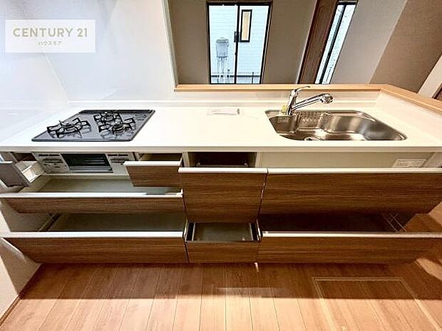 収納スペースが豊富で、調理スペースがスッキリと片付きひろ〜く活用できます!快適に作業ができます!毎日の料理が捗ります!