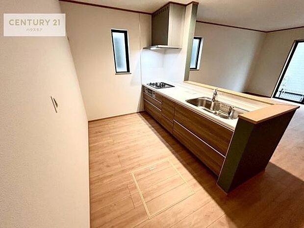 大人気の対面式システムキッチンを採用しています!ご家族のコミュニケーションが自然と増える設計です。お子様にも目が届くので嬉しいですね。収納力もあります!