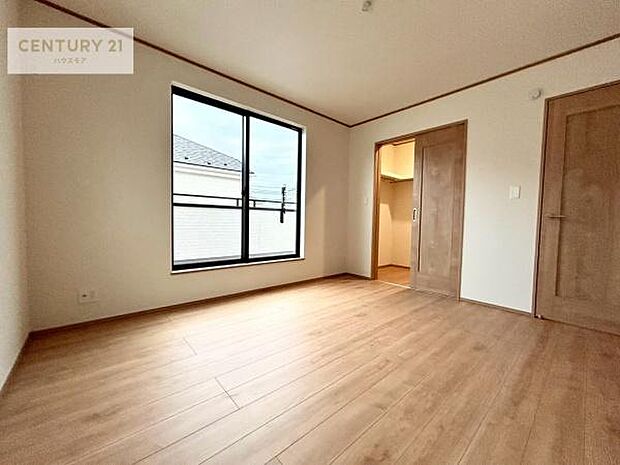 バルコニーに面した洋室。優しい光が差し込む洋室は、朝の目覚めも気持ちが良さそうですね。おうち時間もゆったりと過ごすことができます。