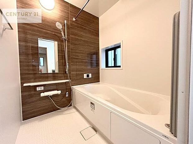 落ち着きある大人の雰囲気のバスルームは、味が出ていてバスタイムが充実!お仕事頑張っているご褒美にお好みの匂いの入浴剤を入れて、楽しんでみてはいかがでしょうか?