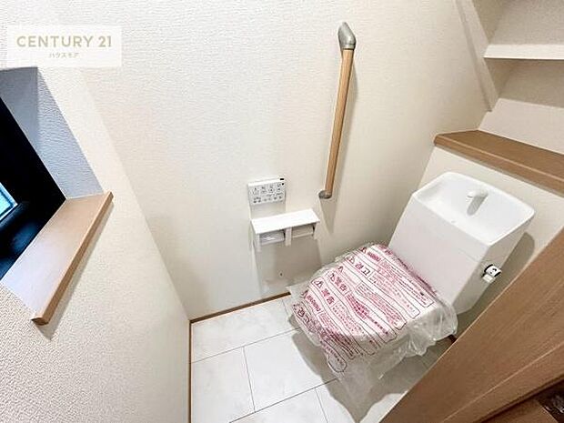 1・2階にトイレがございます!朝の忙しい時間帯も待たずにすみそうですね。白を基調とした清潔感のあるトイレでお手入れがしやすいです!