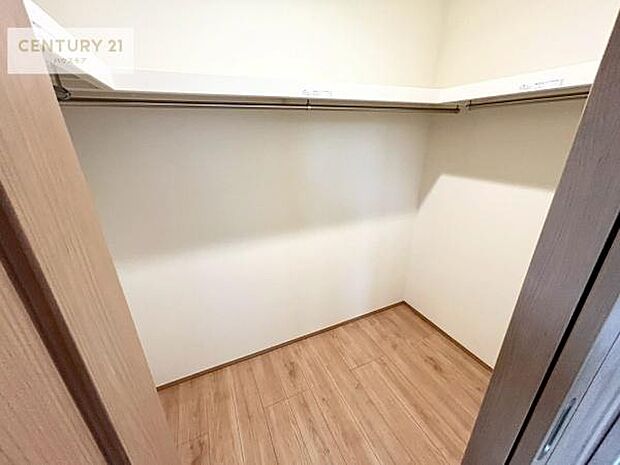 ウォークインクローゼット付きです。たくさんのお洋服などを収納しておけそうですね!他にも扇風機や加湿器など季節物の大きな家電も収納できます。