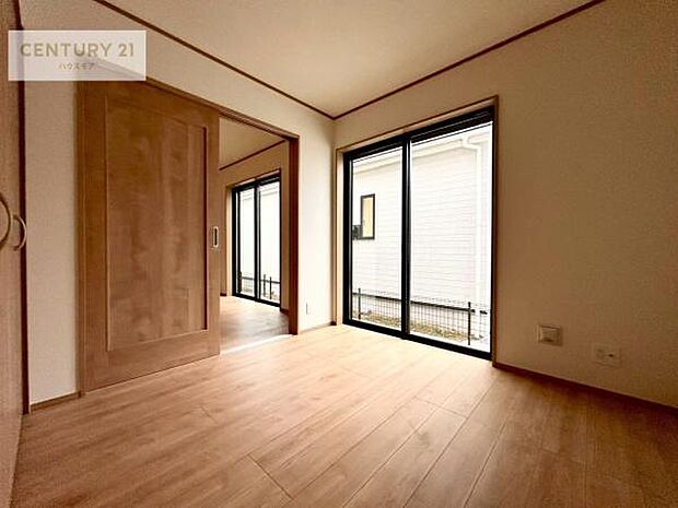 洋室は子供部屋や寝室、色々と用途多彩に利用できますね。収納力もたっぷりなので、広々気持ちよく過ごすことができます。