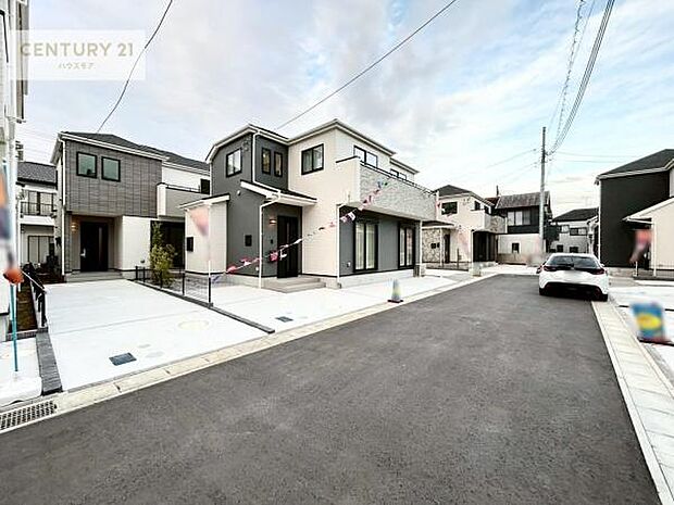 前面道路6m!陽当り良好な立地です。車庫入れが苦手な方も安心ですね。