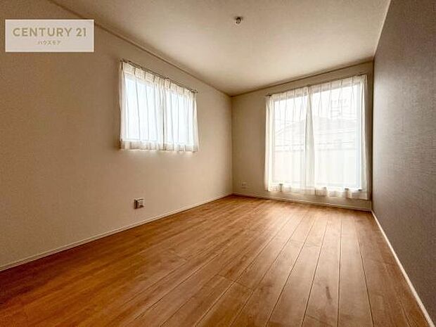 バルコニーに面している洋室です。明るく温もりがあり、換気もしっかりできます!朝起きて、外に出て背伸びをしつつ深呼吸をし良い朝を迎え入れることが出来そうですね!