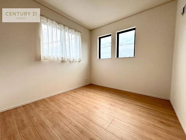 掃き出し窓がないお部屋は、お子様のお部屋としても安心です!収納スペースも充実しているので散らかったお部屋をサッと片付けられます!