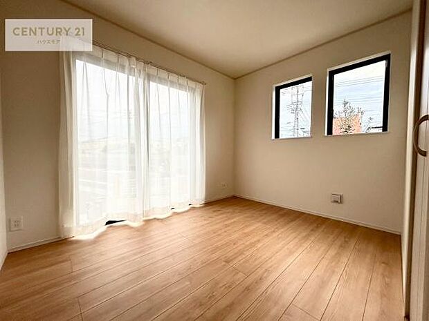 リビングと隣接した洋室です!家事の休憩スペースやキッズスペースとして活用するのもよさそうですね!収納も付いています!