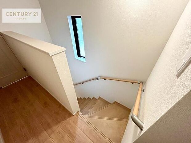 階段は明るく手摺りもついています。お子様やご年配の方も安心してご利用頂けますね。