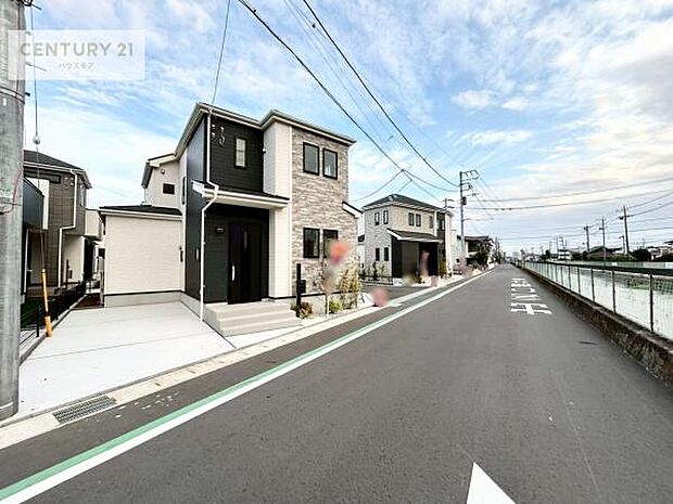 前面道路6m!陽当り良好な立地です。車庫入れが苦手な方も安心ですね。