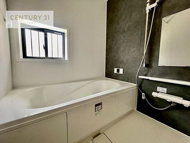 落ち着きある大人の雰囲気のバスルームは、味が出ていてバスタイムが充実！お仕事頑張っているご褒美にお好みの匂いの入浴剤を入れて、楽しんでみてはいかがでしょうか？