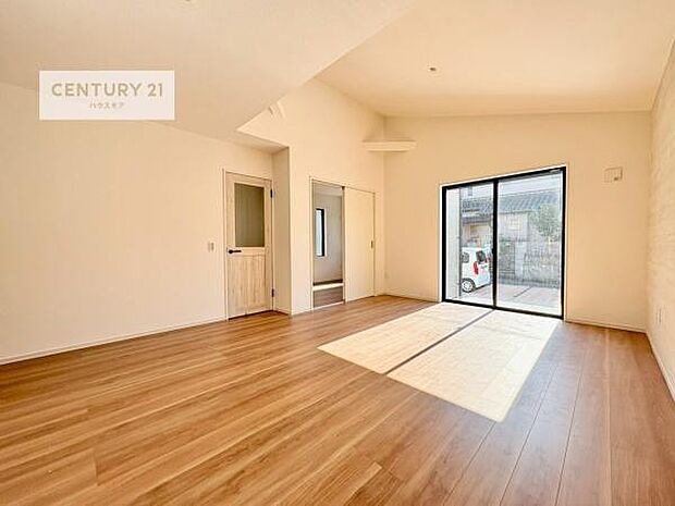 大きな窓からたっぷりの陽ざしが入る明るいリビング。開放感のあるリビングで家族団らんのくつろぎの時間を過ごせます。