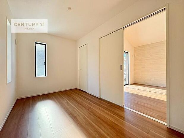 掃き出し窓がないお部屋は、お子様のお部屋としても安心です！収納スペースも充実しているので散らかったお部屋をサッと片付けられます！