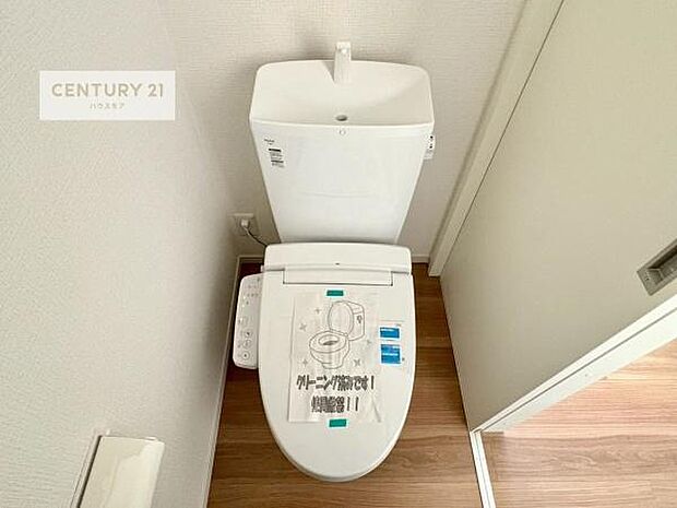 温水洗浄便座につき、冬場は便座が暖かくできるので冷たい便座に座らずに済む嬉しい仕様です！シンプルなカラーを基調としているので、お手入れがしやすいです。