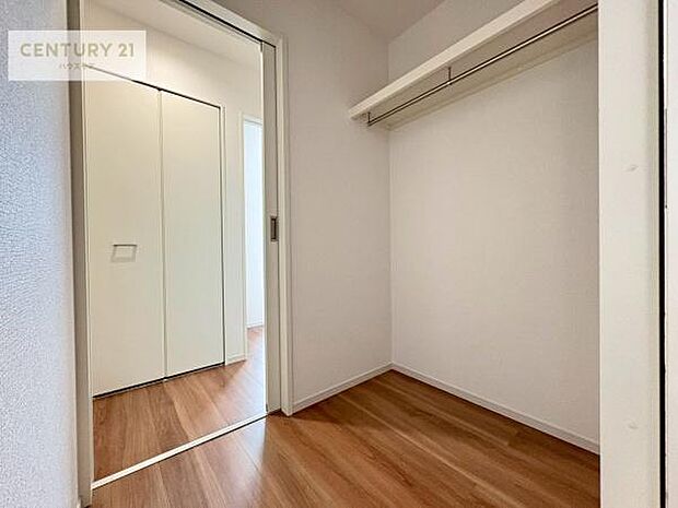 通り抜けができ家事導線に便利なウォークスルークローゼットつき！大きな荷物やストック用品もスッキリ収納することが可能です。