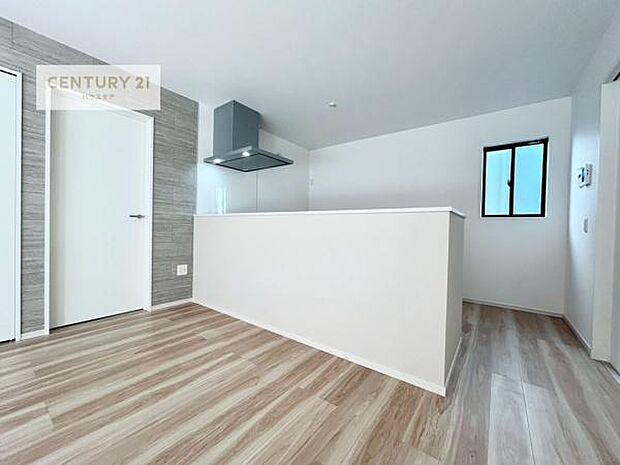 リビング全体が見渡せる対面キッチンなので、お子様の様子を見守りながら作業ができる子育てがしやすい安心な間取です！