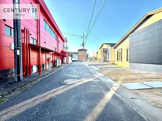 前面道路5.2ｍ！陽当り良好な立地です。車庫入れが苦手な方も安心ですね。