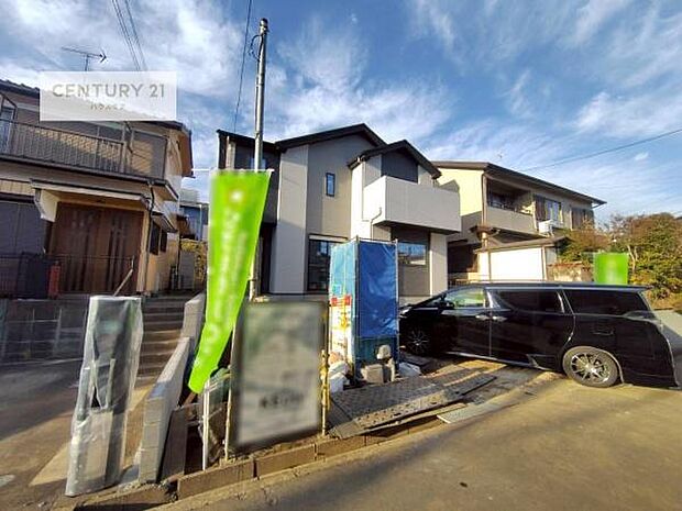 駐車スペースは2台分あります!セカンドカーはもちろん、バイクや自転車なども置き場所に困りません。