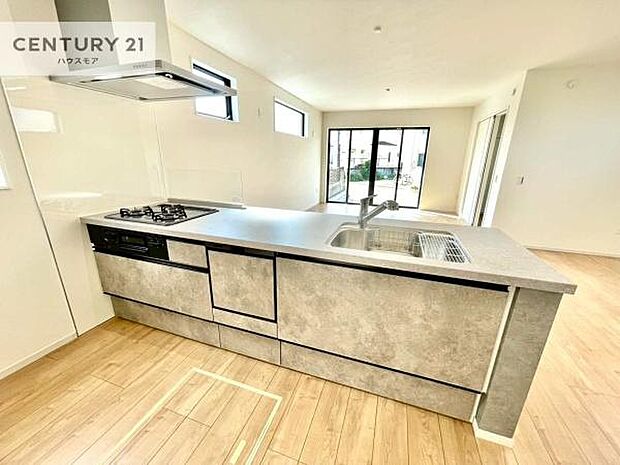 大人気の対面式システムキッチンを採用しています!ご家族のコミュニケーションが自然と増える設計です。お子様にも目が届くので嬉しいですね。広々使えて快適に作業が進みます!