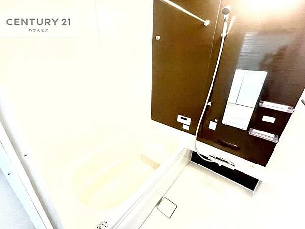 落ち着きある大人の雰囲気のバスルームは、味が出ていてバスタイムが充実!お仕事頑張っているご褒美にお好みの匂いの入浴剤を入れて、楽しんでみてはいかがでしょうか?