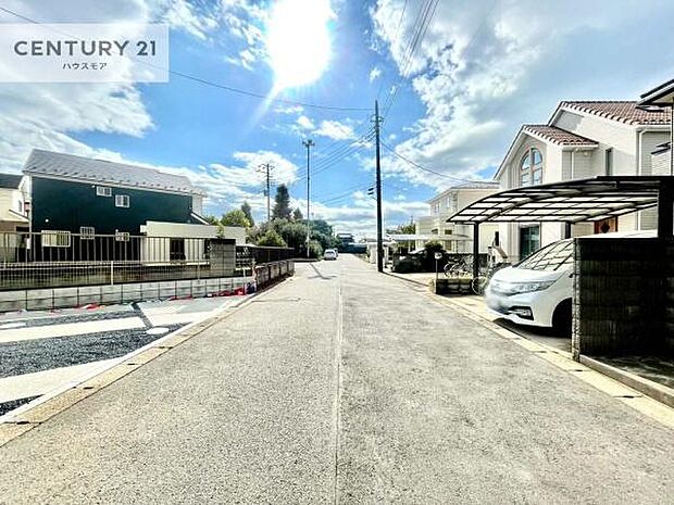 前面道路は4m×4m!陽当り良好な立地です。車庫入れが苦手な方も安心ですね。