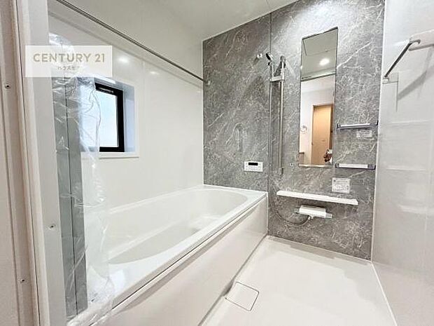 1日の疲れをしっかりと癒してくれる浴室です。おうちの素敵なリラクゼーション場所ですね。