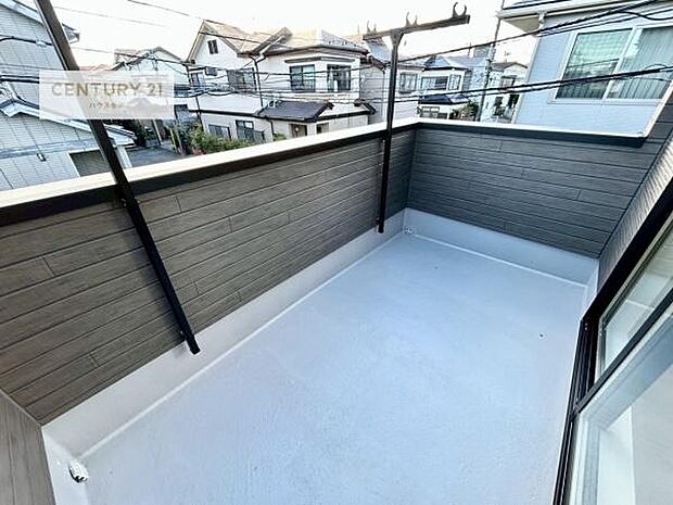 広々としたバルコニーで一日の始まりをスタート!お洗濯ものをたっぷり気持ちよく干せます!