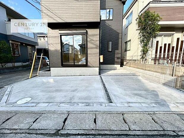 駐車スペースは2台分あります!セカンドカーはもちろん、バイクや自転車なども置き場所に困りません。