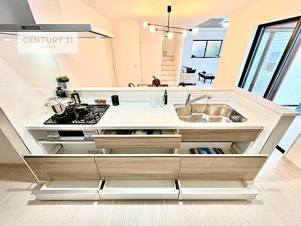 収納スペースが豊富で、調理スペースがスッキリと片付きひろ〜く活用できます！快適に作業ができます！毎日の料理が捗ります！