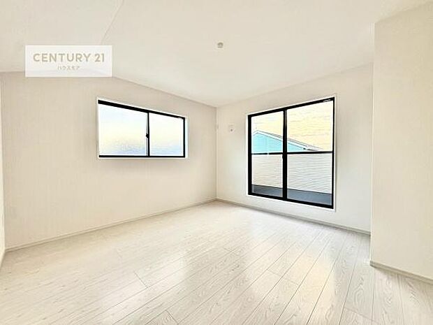 バルコニーに面している洋室です。明るく温もりがあり、換気もしっかりできます！朝起きて、外に出て背伸びをしつつ深呼吸をし良い朝を迎え入れることが出来そうですね！